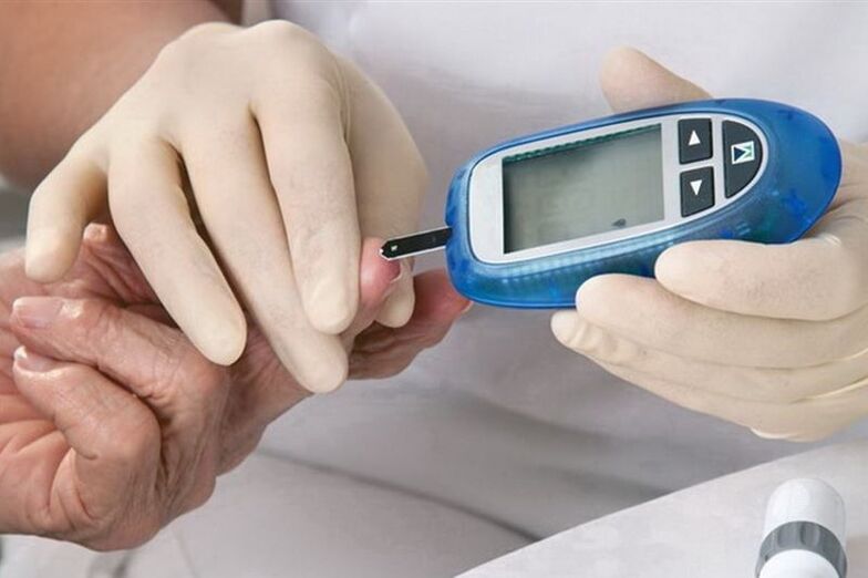 prelievo di sangue per misurare lo zucchero nel diabete